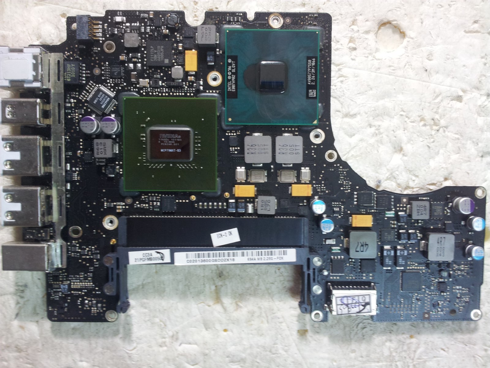 Motherboard Logic Board white plastic A1342 2009 820-2883-a 820-2567-a 820-2567