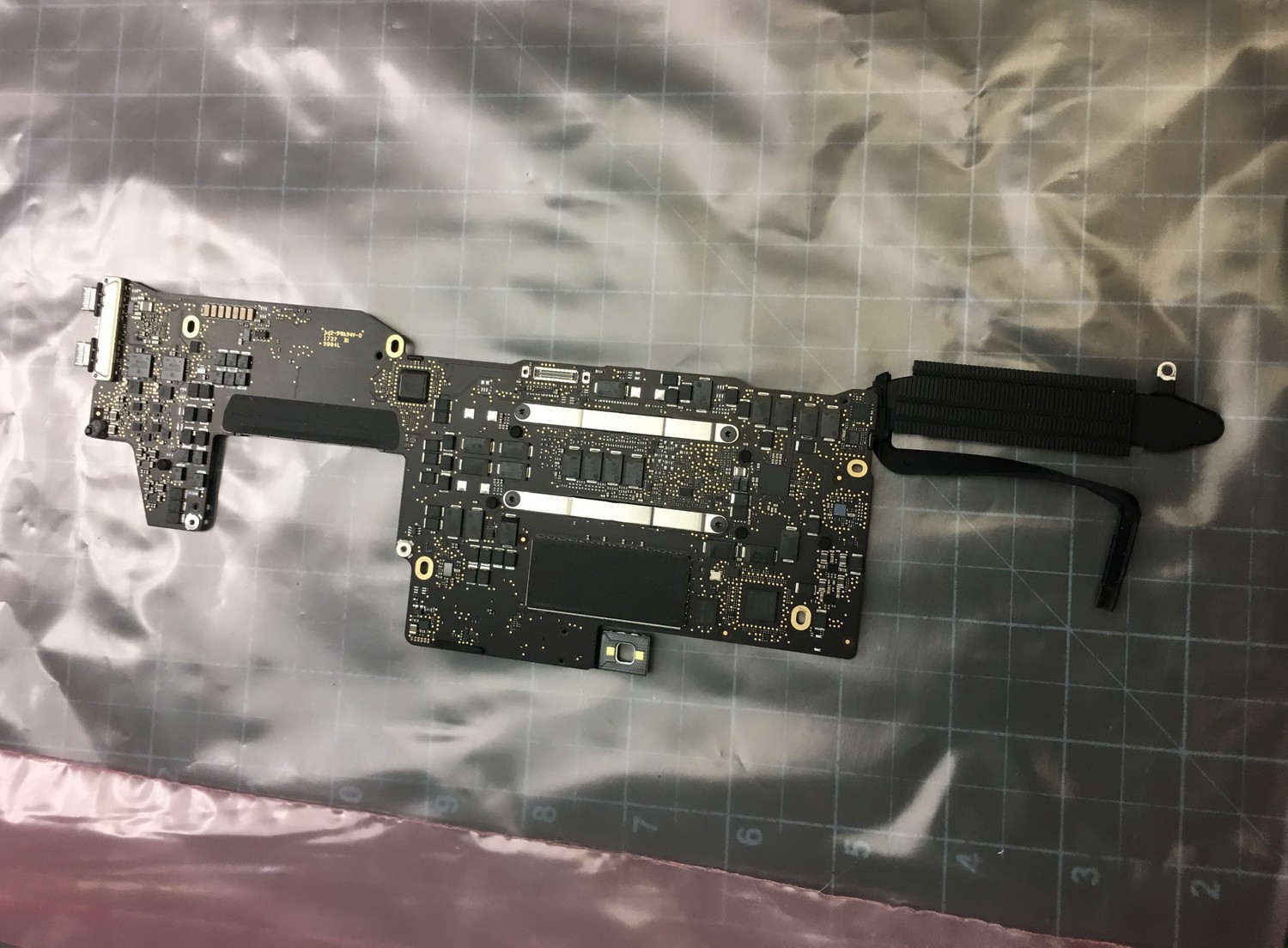 Apple MacBook Pro 13.3″ A1708 2017 i5-7360U 2.3GHz 8GB Logic Board 820-00840-A