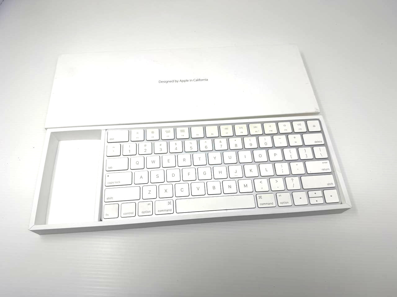 Apple Magic Keyboard Wireless Bluetooth (Model A1644 / EMC 2815) – White/Silver