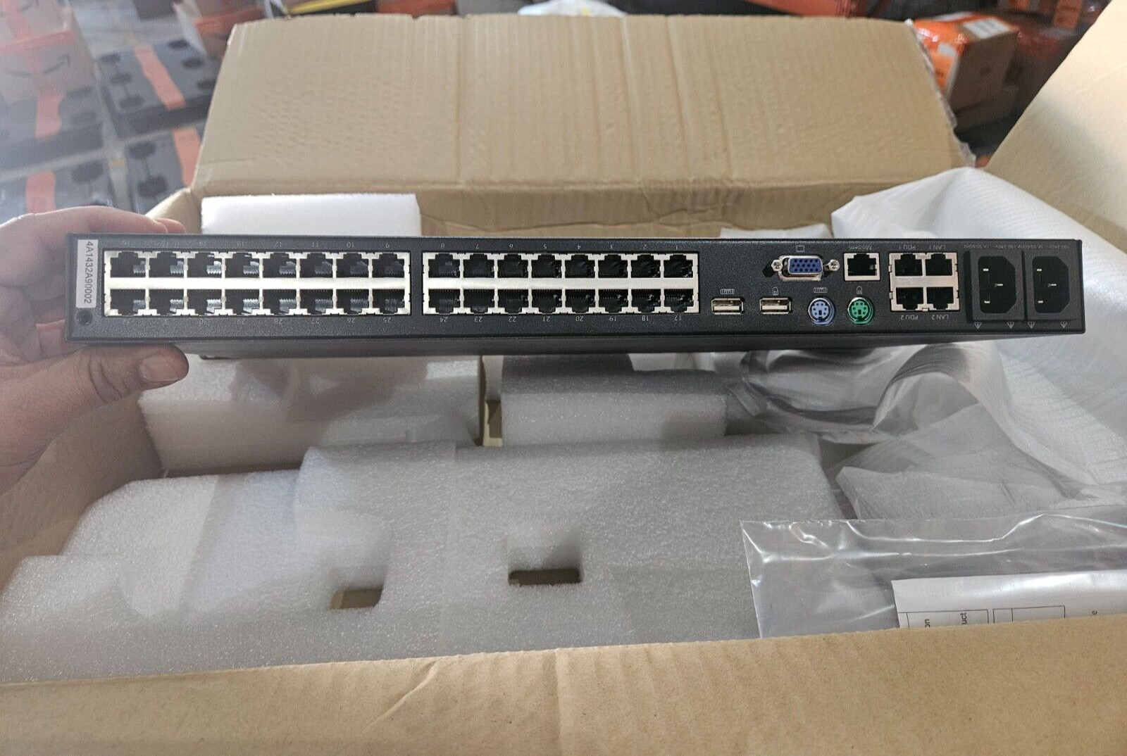KVM APC KVM2132P 2G Enterprise Digital/IP 2 Remote Users 1 Local user 32 ports