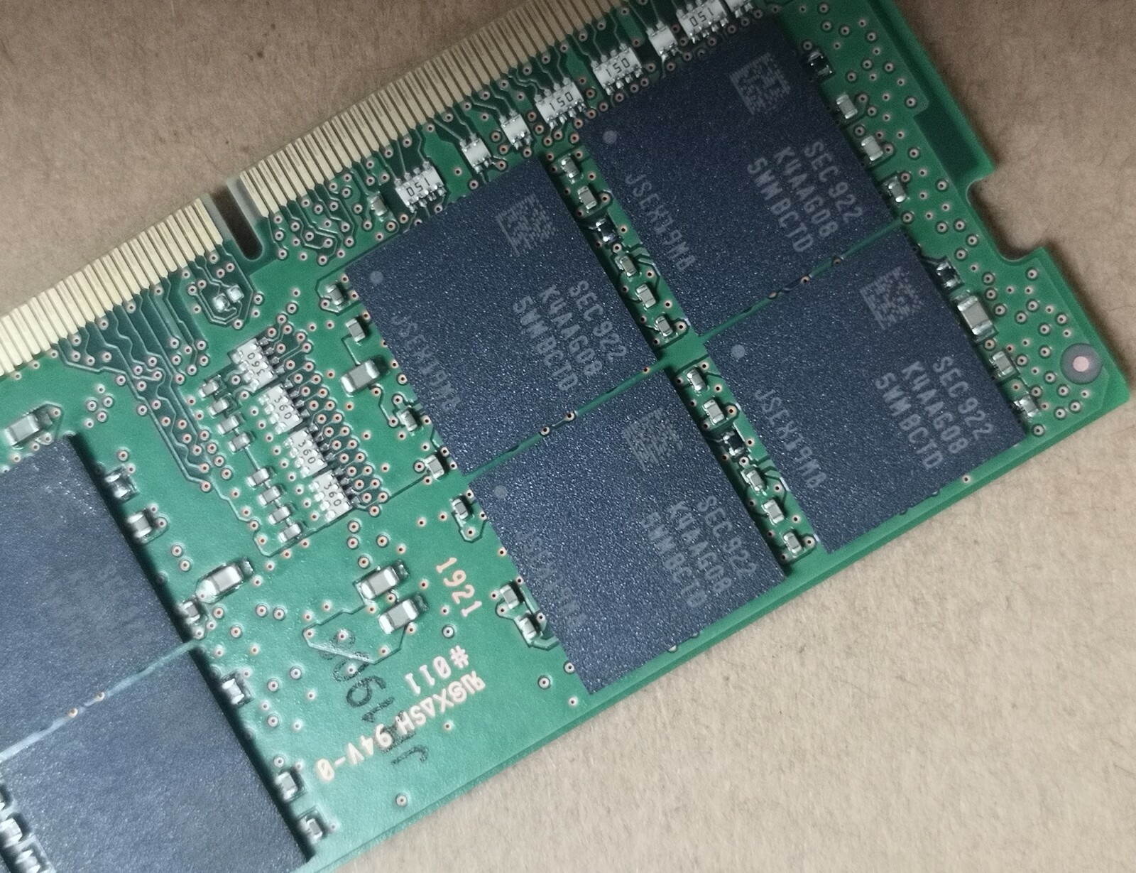 SAMSUNG 32GB DDR4 2666 M471A4G43MB1-CTD 2Rx8 PC4-21300 260pin Laptop SO-DIMM RAM