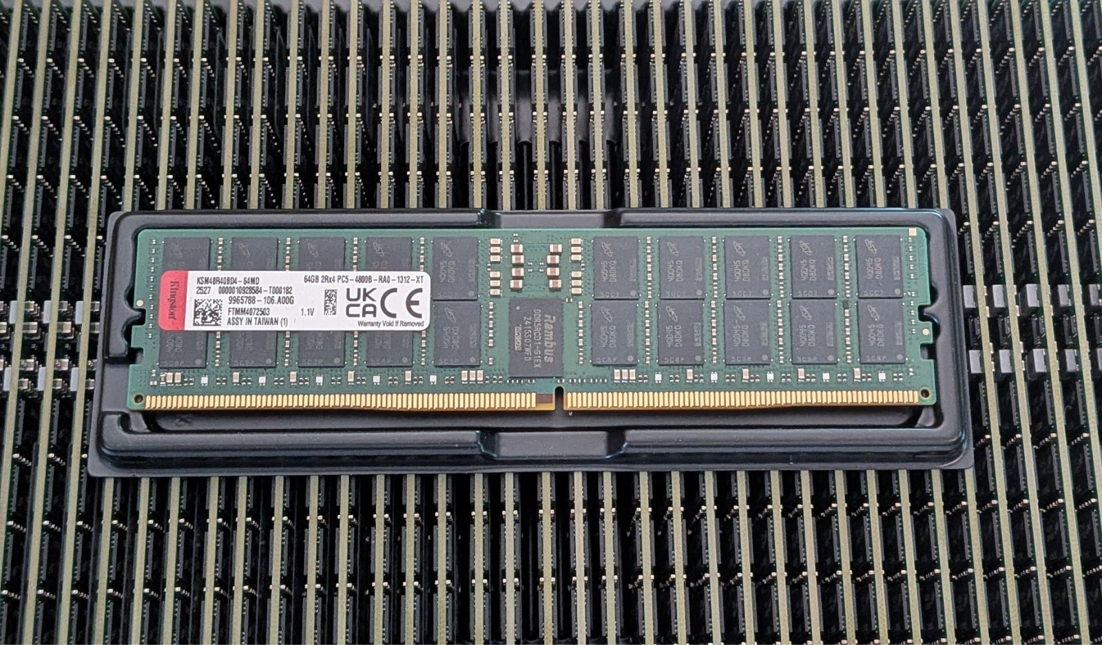 3.2TB 50x64GB lot tray PC5-4800 EC8 RDIMM DDR5 ECC RAM KSM48R40BD4-64MD kingston