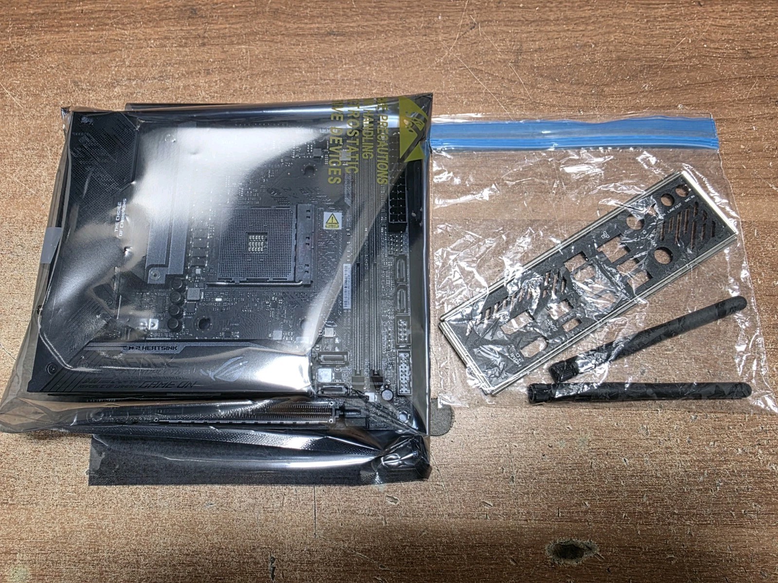 ASUS ROG STRIX X570-I Gaming – Pictured Accessories Included