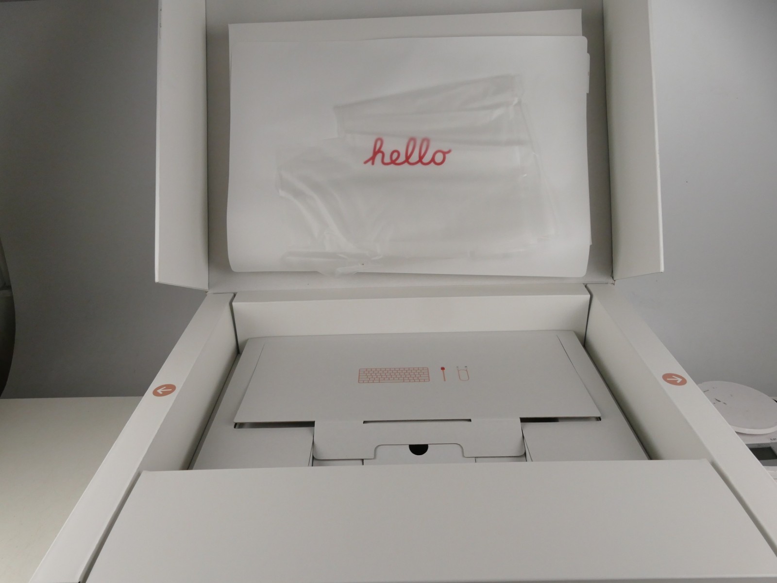 Boxed iMac 24-inch Model No. A2439 iMac Pink/8C Box Only V-504