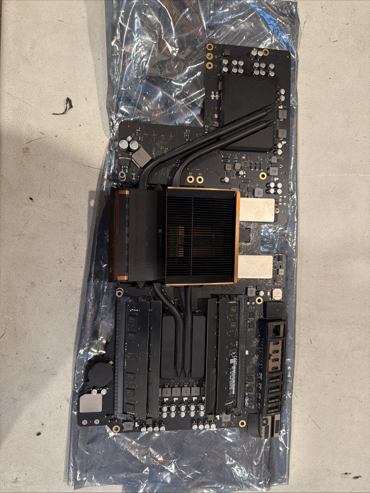 Apple iMac Pro 27″ System Board A1862 2017 INCLUDES CPU, 32GB RAM, GPU