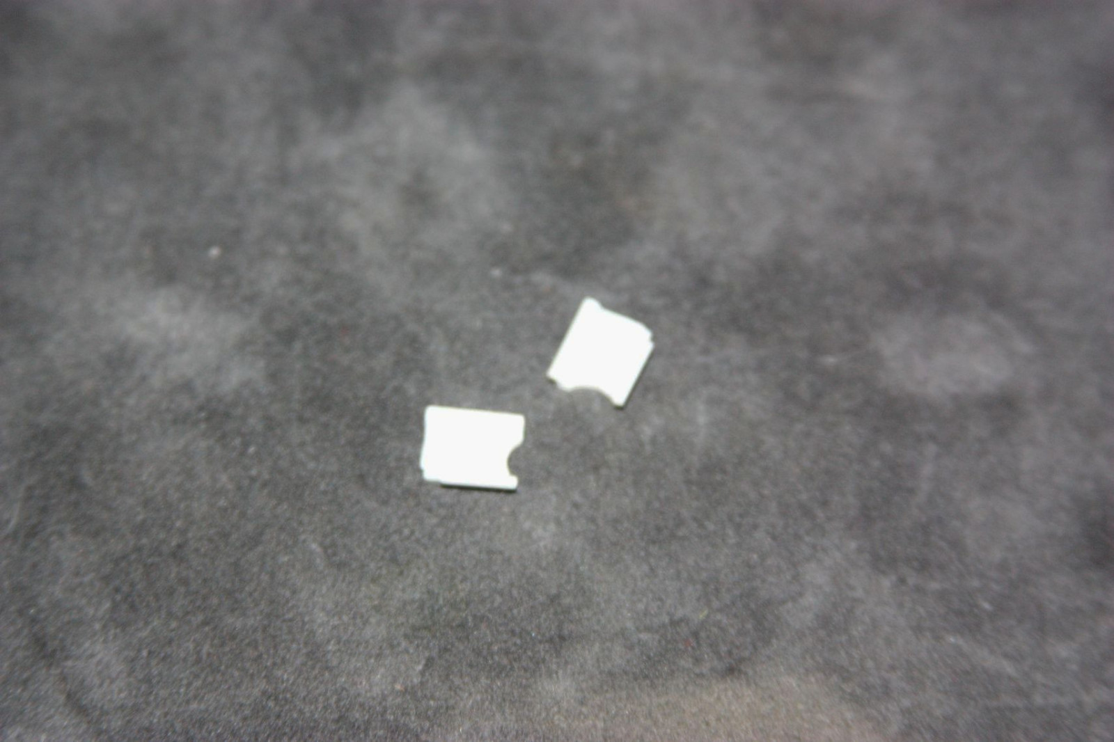 BOTTOM HINGE COVER SET (WHITE)-RIGHT/LEFT PAIR–APPLE IBOOK G3 POWERPC 12″ M6497
