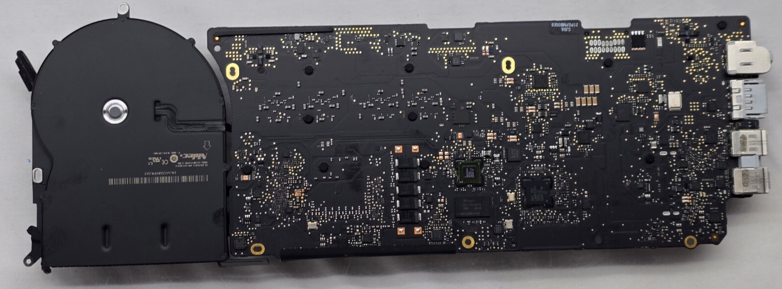 MACBOOK PRO 13″ 2015 A1502 LOGIC BOARD 2.7GHz i5 8GB 661-02354 820-4924-A w/Fan