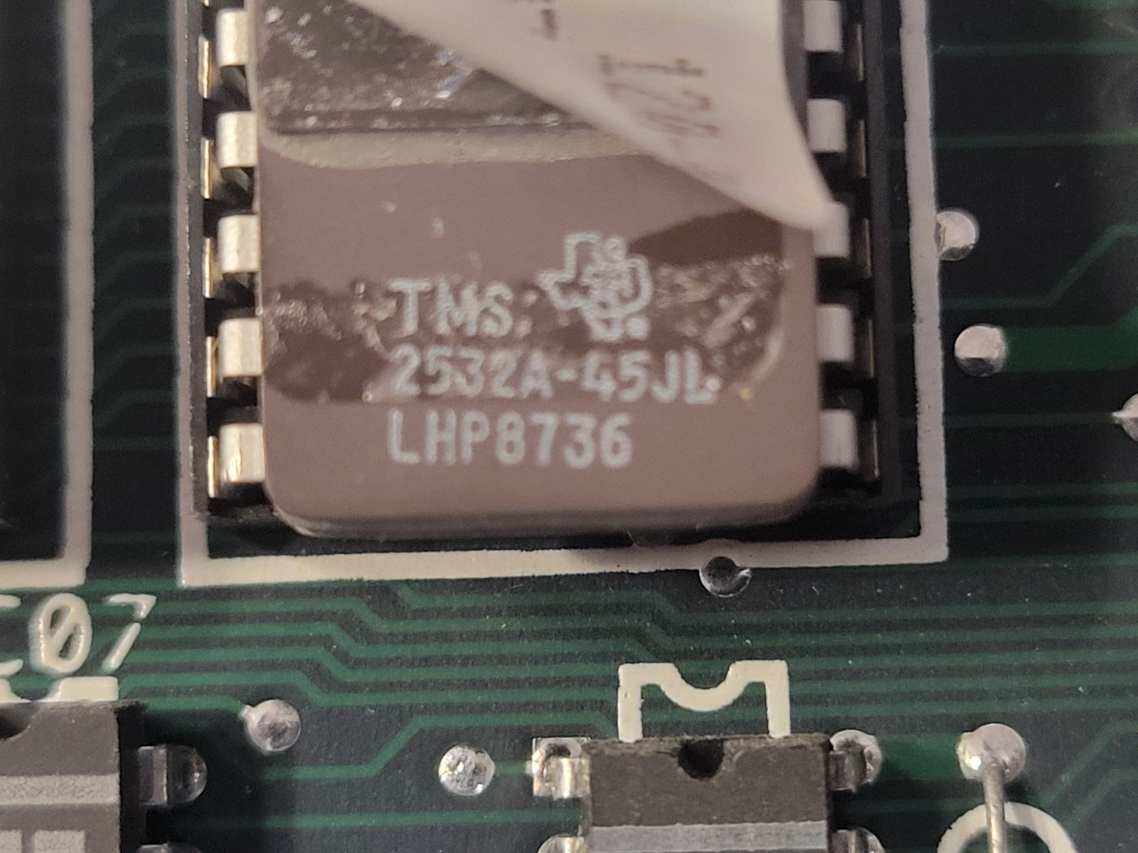 Z80 CPU chipset / P2164B-12 64Kb memory / 2432A-45JL EPROMS removable chips