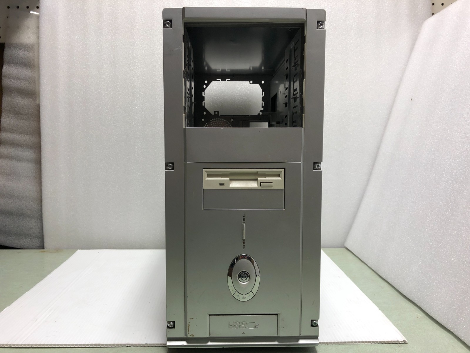 Unbranded Steel Silver Gray Mid-2000s ATX Mid Tower Gaming Computer Case – Used