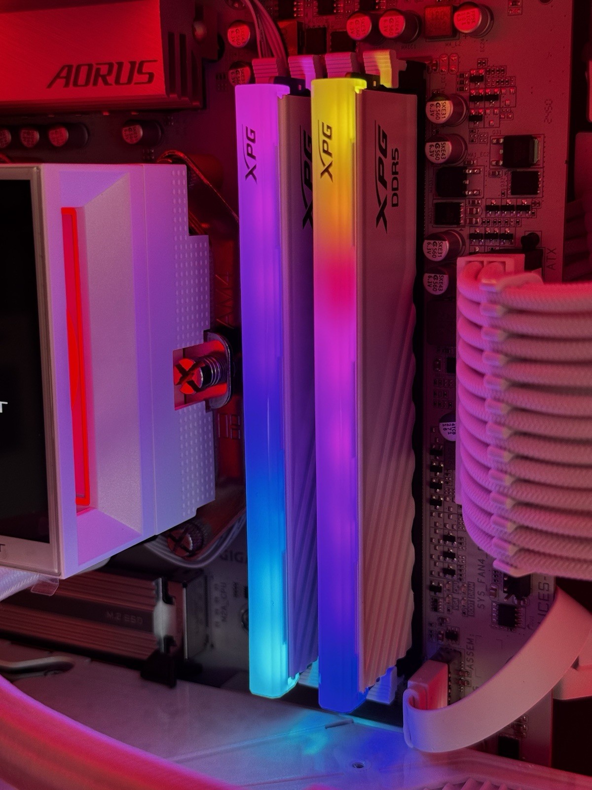 XPG LANCER BLADE RGB 32GB (2 x 16GB) DDR5 6000 UDIMM DESKTOP RAM – WHITE