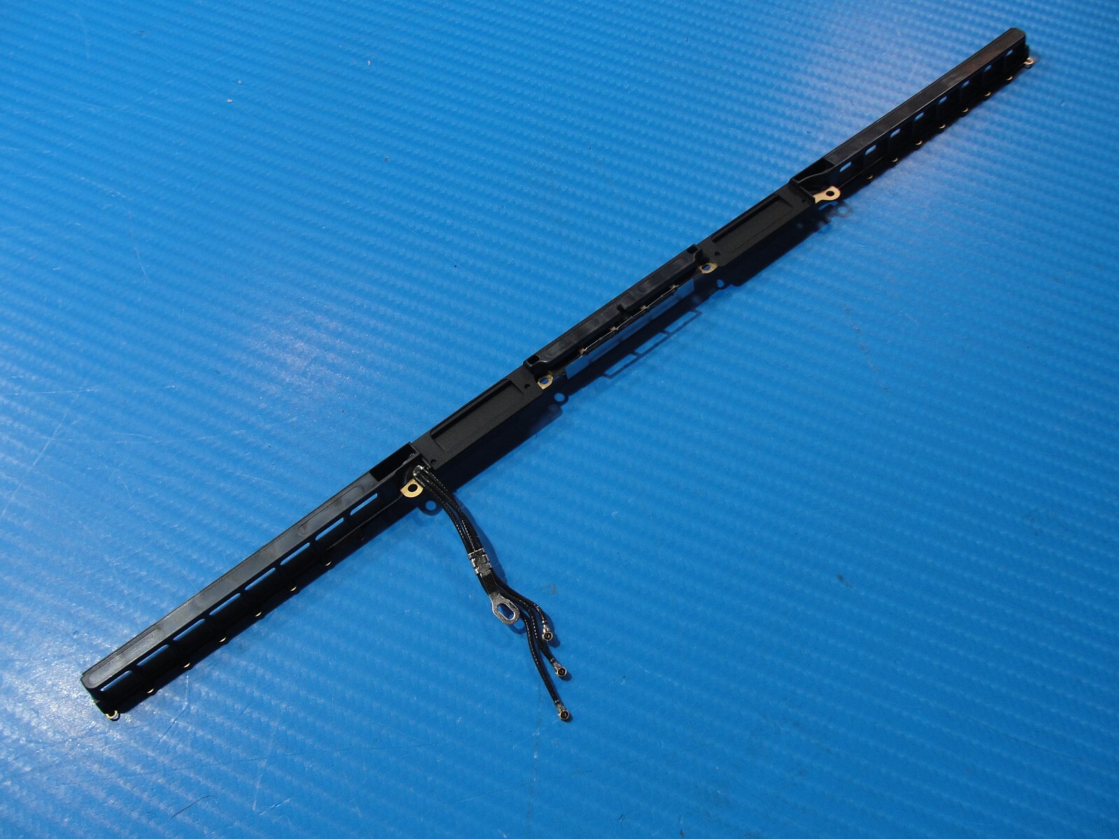 MacBook Pro A2141 Late 2019 MVVJ2LL/A MVVK2LL/A 16″ Rear Vent & Antenna Module