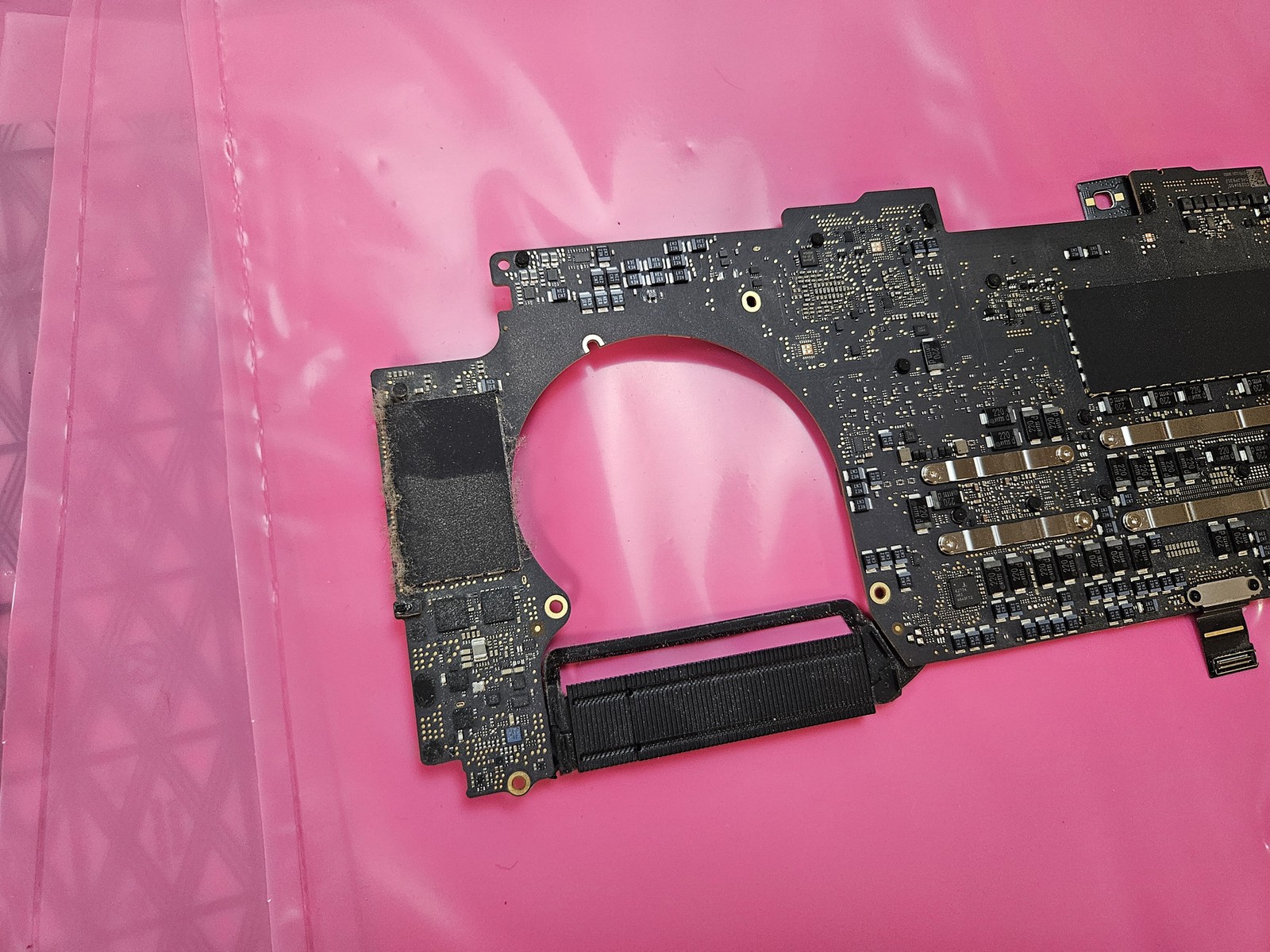 Apple MacBook Pro 15″ A1990 2018 i7 2.2Ghz Logic Board 32GB 512GB 820-01041-A