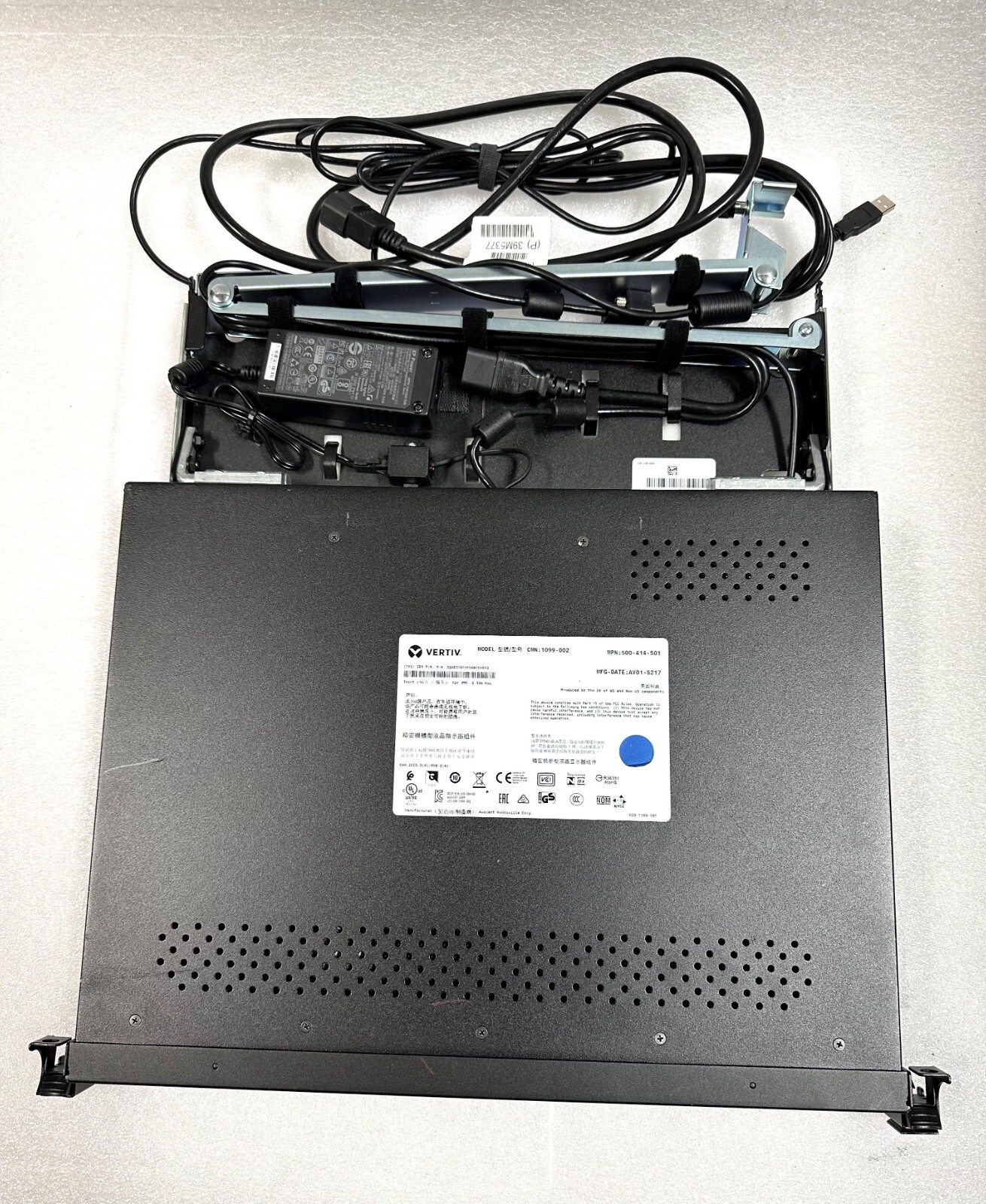 1099-002 Vertiv KVM CONSOLE 18.5 RACKMOUNT LCD / INTL Keyboard w/ AC104 4-PORT