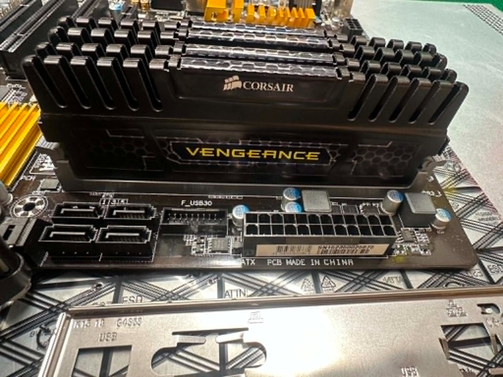 Gigabyte GA-H97M-D3H LGA1150 Motherboard i7-4790 32GB DDR3 I/O Shield