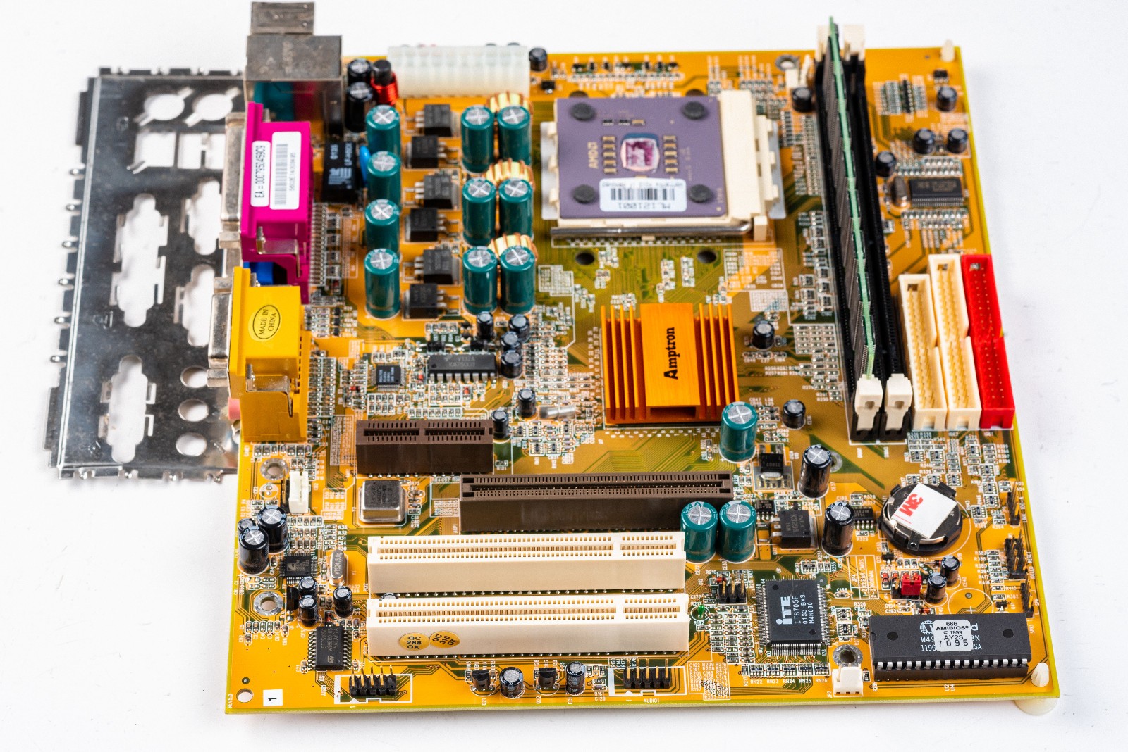 PCChips M810LR V5.0 Socket A MicroATX Motherboard AGP AMD Duron 900 Windows 98