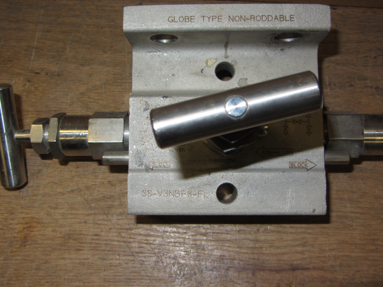 Swagelok SS-V3NBF8-FL Manifold Hydraulic Valve 1/2″ CSQ