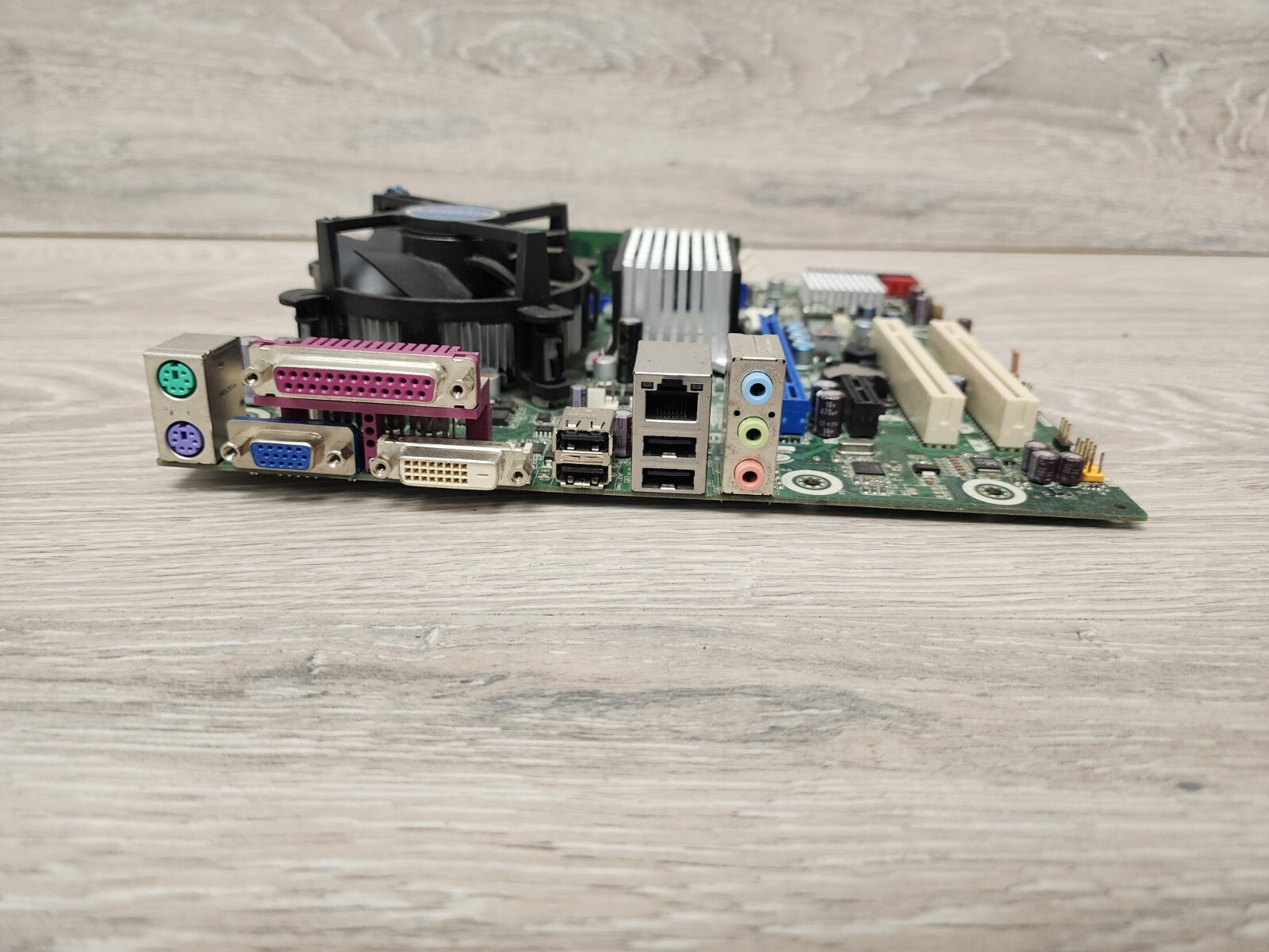 Intel Desktop Board AA E60577-202 Motherboard Core 2 Duo E7400 @ 2.8 GHz 2GB RAM