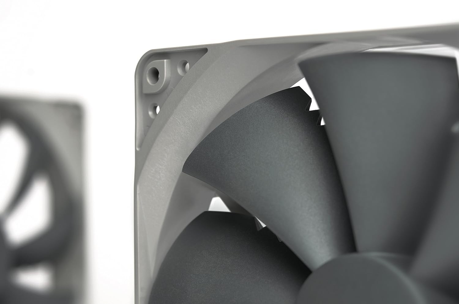 140mm High Performance PWM Cooling Fan 1500 RPM Quiet Airflow for Desktop
