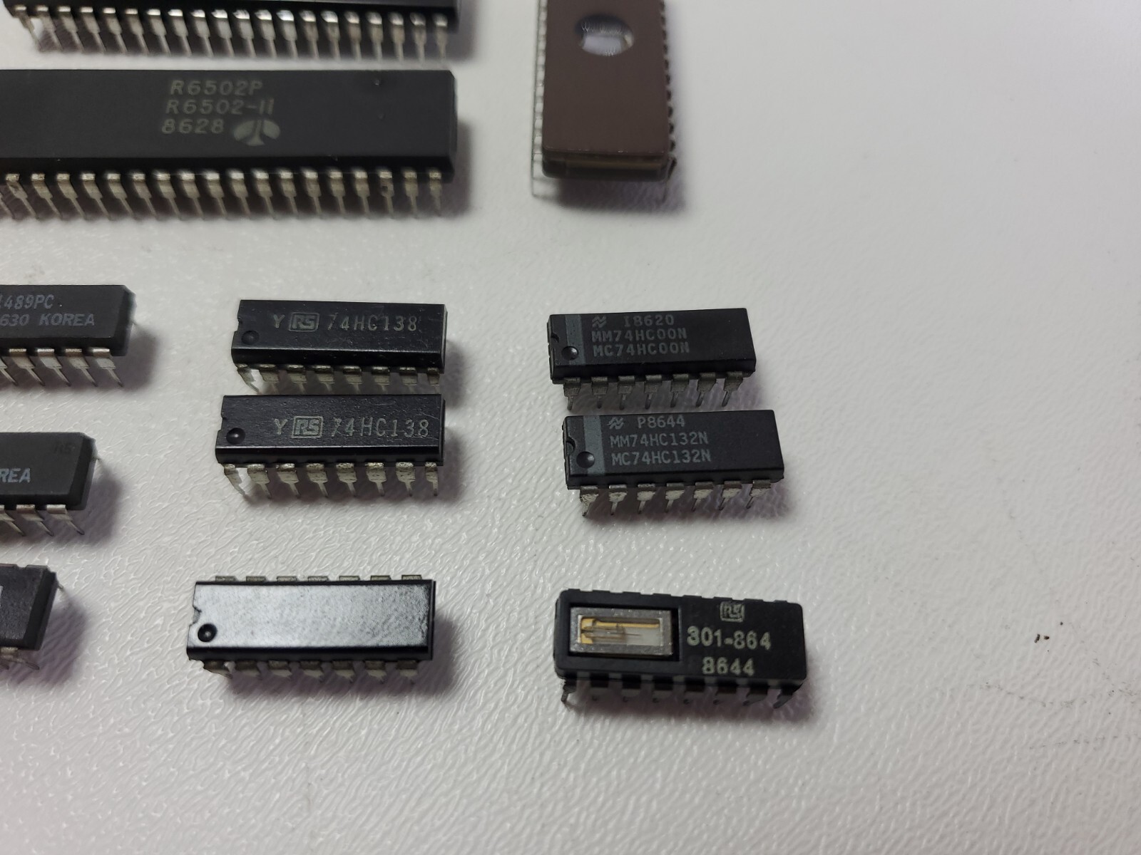 Assorted Components A1489PC A1488PC 74HC138 74HC32 MC74HC132N R6502P PACK OF 12
