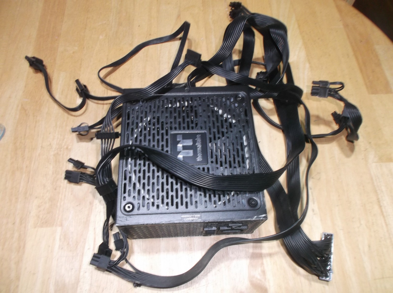 Thermaltake Toughpower GF1 750W Fully Modular Power Supply & LIGHT DISPLAY FANS