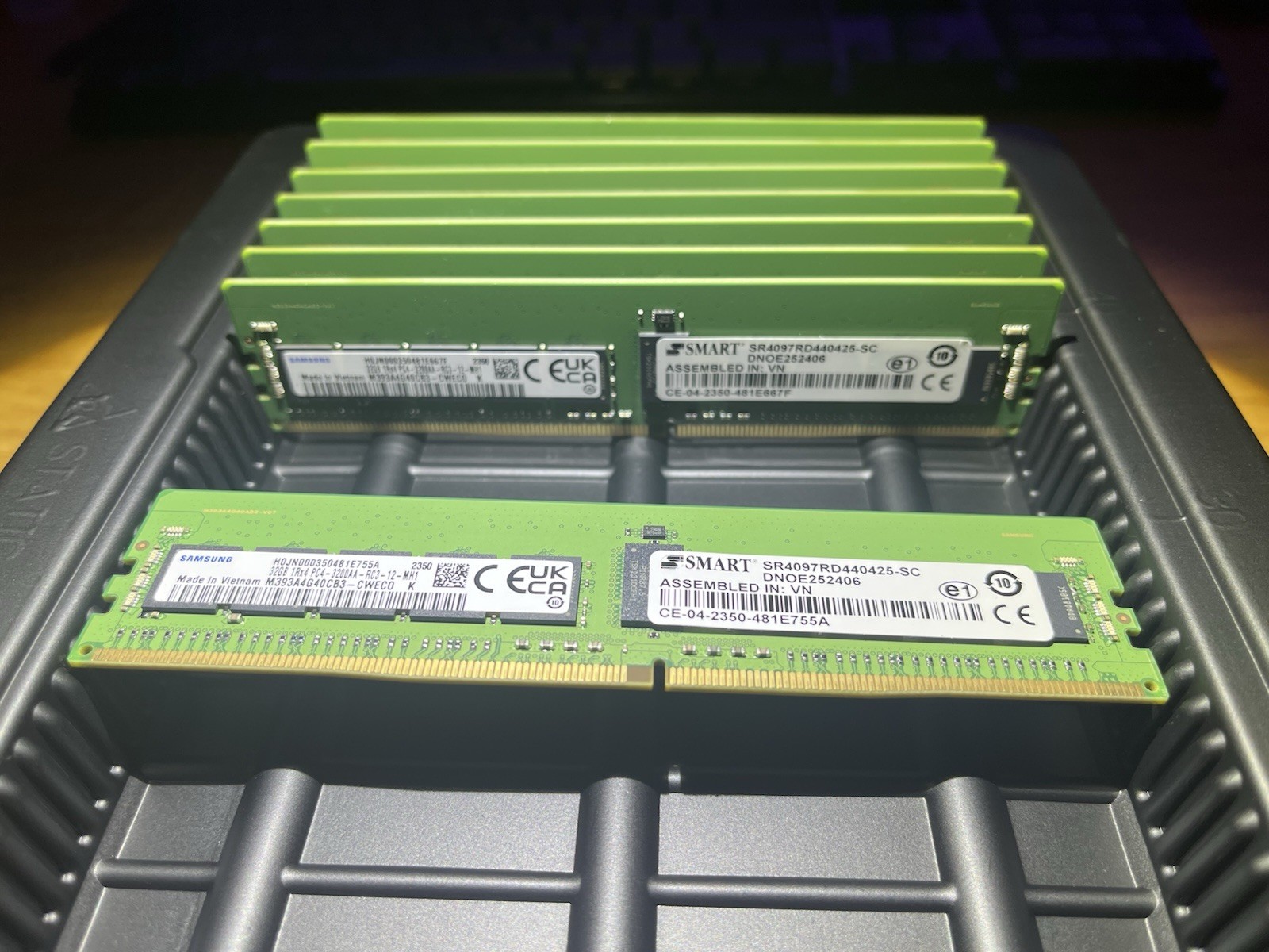 [Lot of 8] Samsung 32GB DDR4 PC4-3200AA ECC 288-Pin RDIMM M393A4G40CB3