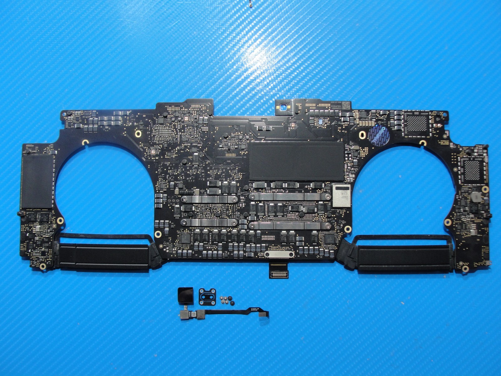 MacBook Pro 15″ A1990 Mid 2018 i7-8750H 2.2GHz 16/256 555X Logic Board 661-09989