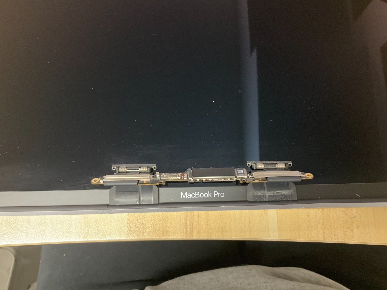 Genuine Apple LCD Screen Assembly for 15″ MacBook Pro A1990 Space Grey Grade D