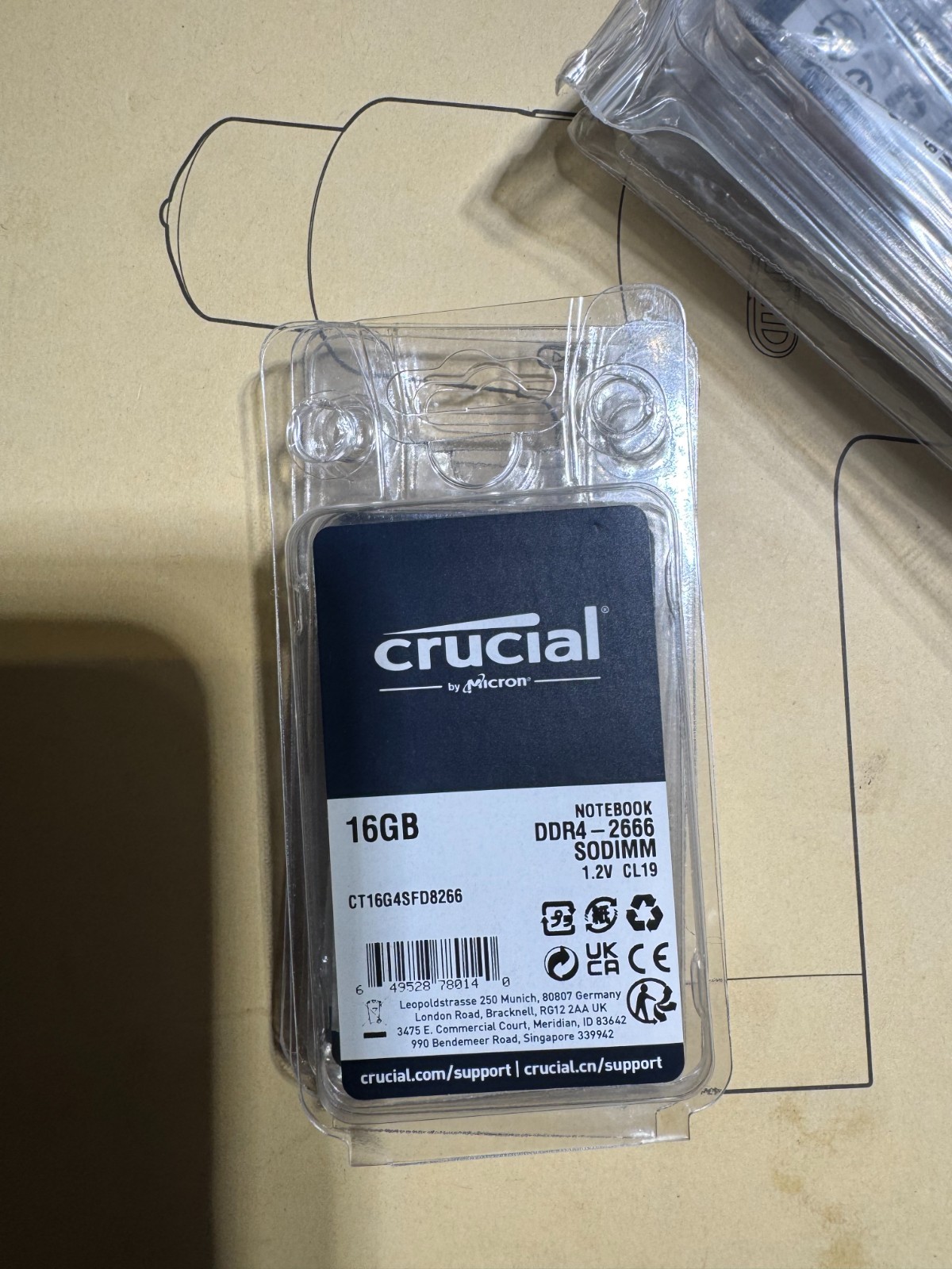 Crucial CT16G4SFD8266 16GB PC4-21300 DDR4-2666MHz non-ECC Unbuffered CL19 260