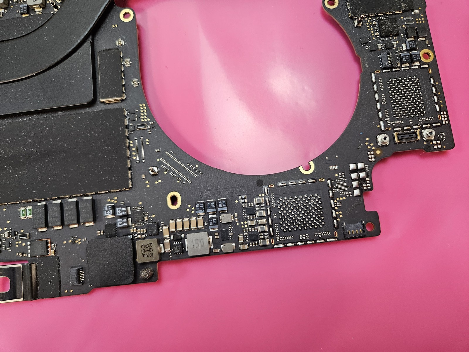 Apple MacBook Pro 15″ A1990 2018 i7 2.2Ghz Logic Board 32GB 512GB 820-01041-A