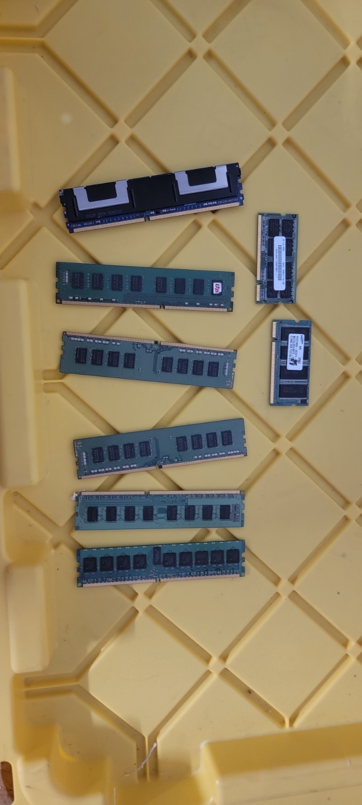 Lot of 8 Mixed Desktop & Laptop RAM – 8GB DDR4, DDR3, DDR2, DDR1 – Samsung, HP,
