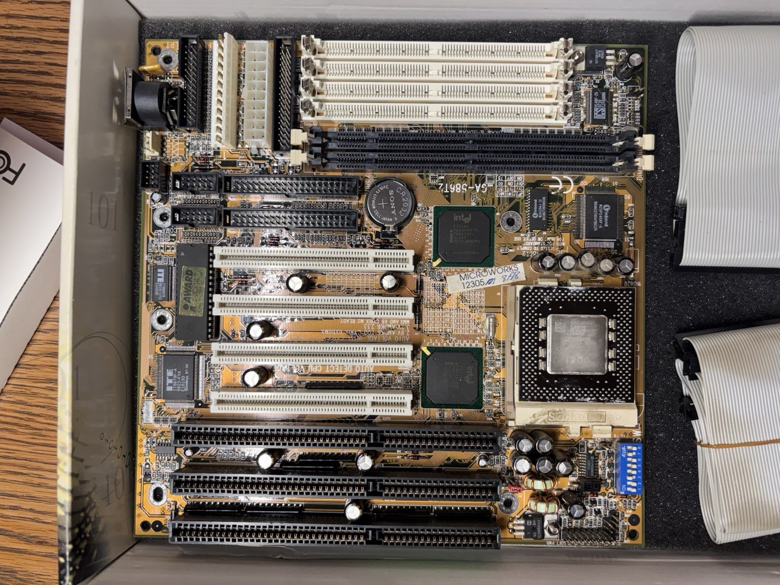 Vintage Gigabyte GA-586T2 Rev 1.2 Socket 7 + Pentium 200 Kit Box