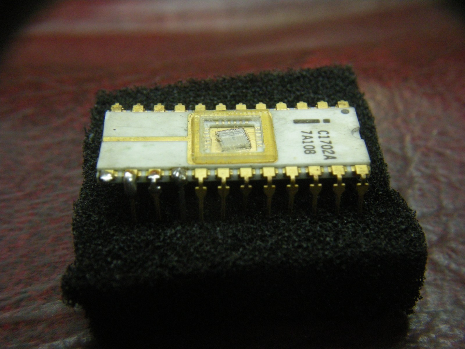 Intel C1702A EPROM 1970s, Gold Plated Pins, White Ceramic, Erased, Pin Damage