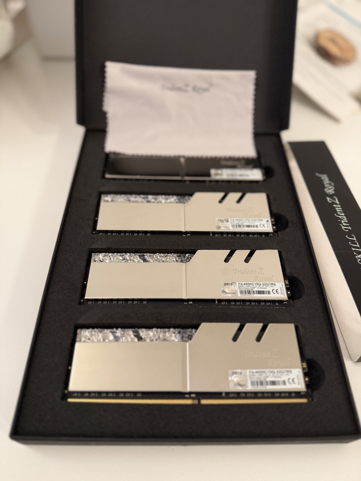 G.SKILL Trident Z Royal DDR4-4000 32GB (4x8GB) DIMM F4-4000C15Q-32GTRS