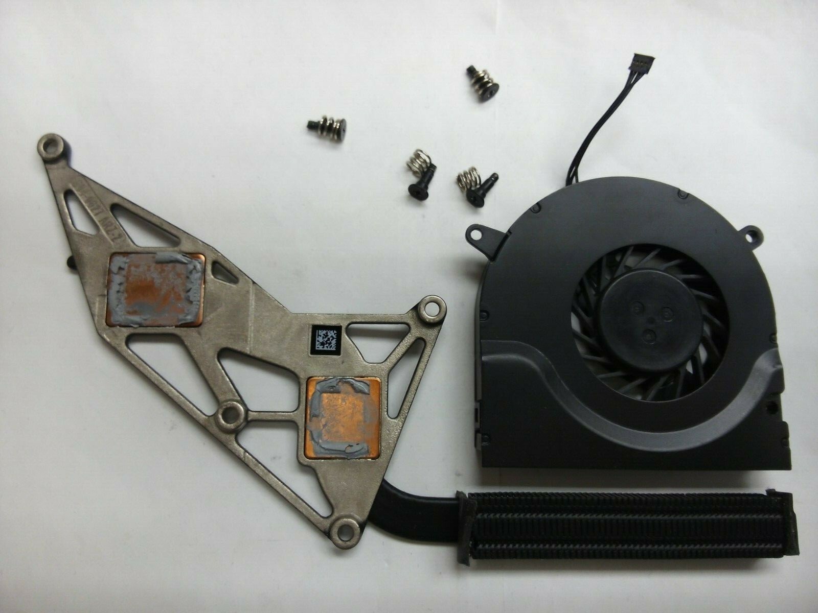 Apple Macbook 13″ – A1342 2009 Laptop Genuine CPU Heatsink + Fan W/ Screws / 57