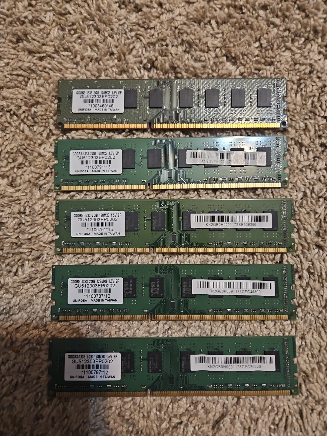 This is a Unifosa 2GB DDR3 desktop RAM module.