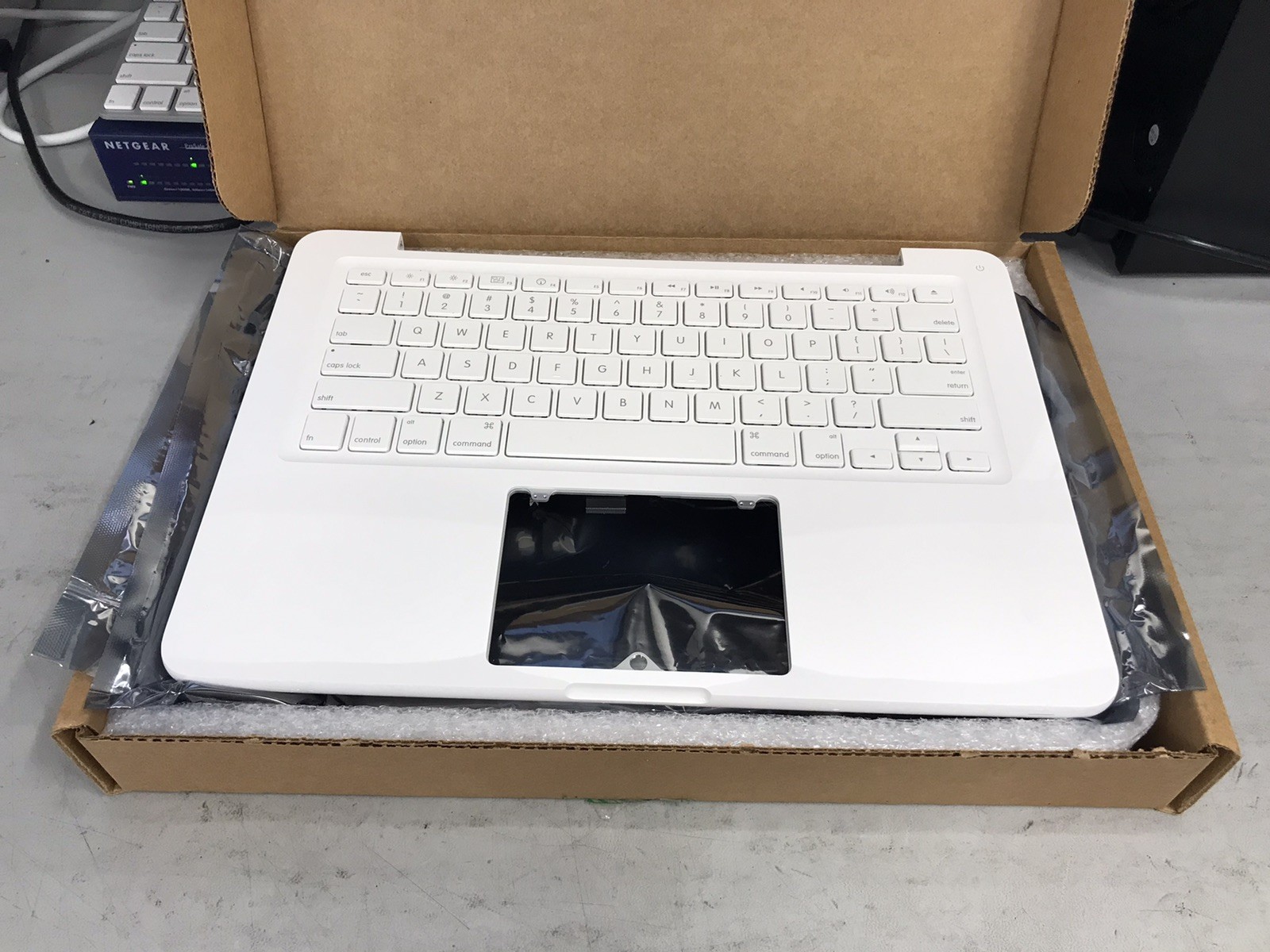 OEM MacBook 13″ Unibody A1342 2009, 2010 Top Case/Keyboard Part Number 661-5590