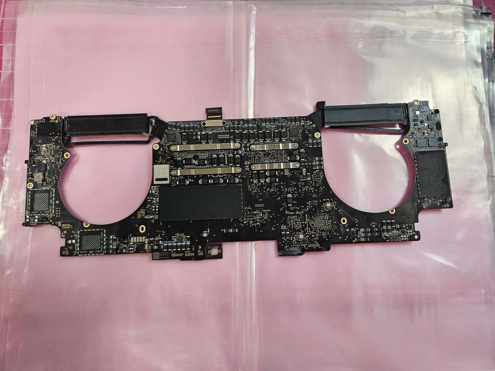 Apple MacBook Pro A1990 2018 i7-8850H 2.6GHz Logic Board 32GB 512GB 820-01041-A