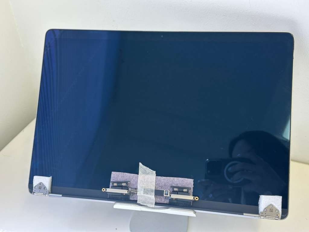 Apple 15.4 Inch Replacement Screen for MacBook Pro A1990 2018 – Gray EMC 3215