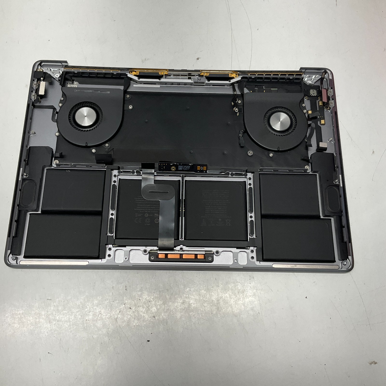 Genuine Apple MacBook Pro 16″ A2141 2019 Top Case Palmrest US Keyboard Battery