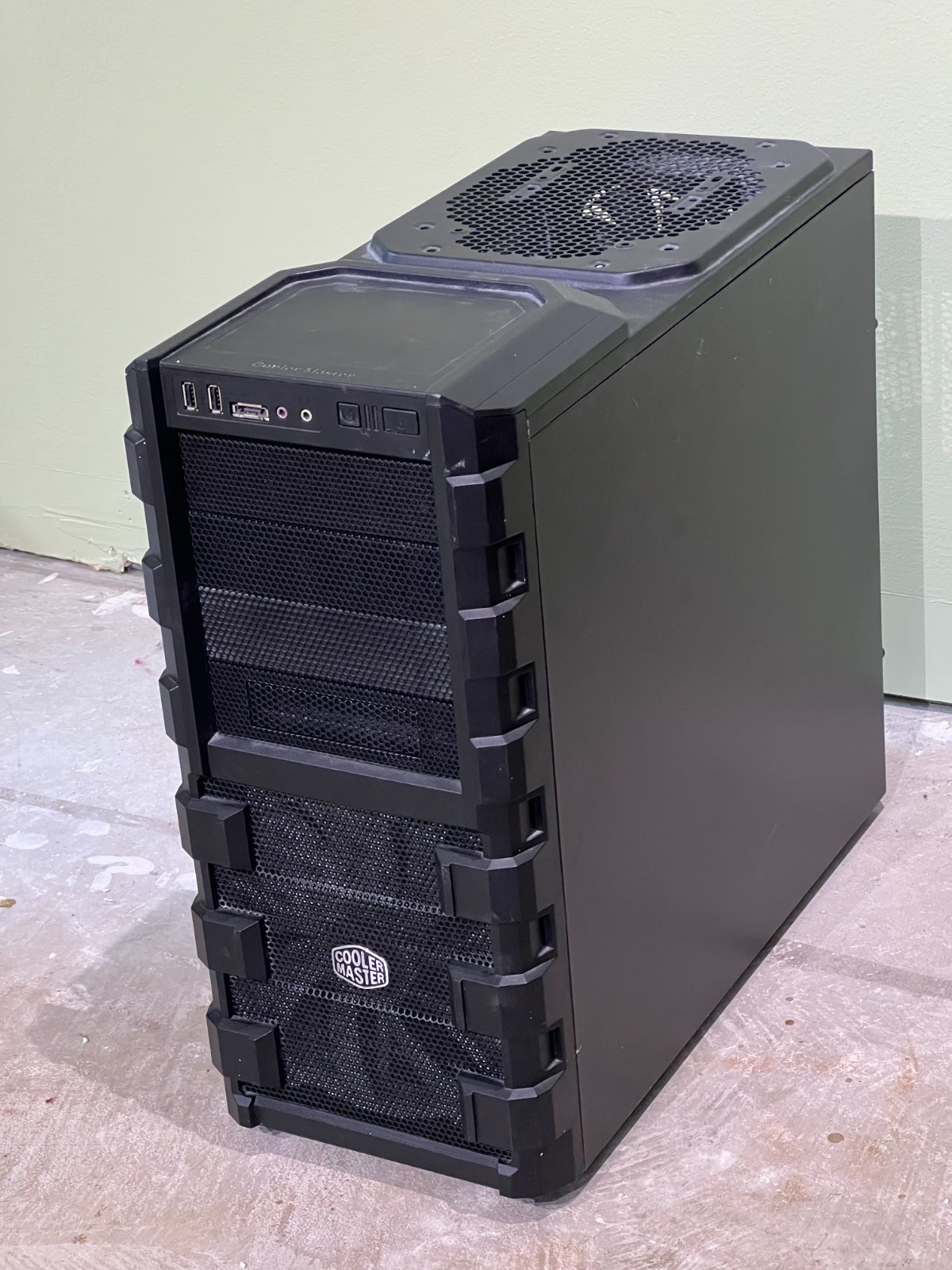 Cooler Master HAF 912 – Mid Tower Computer Case with a Tagan 700W Power Supply
