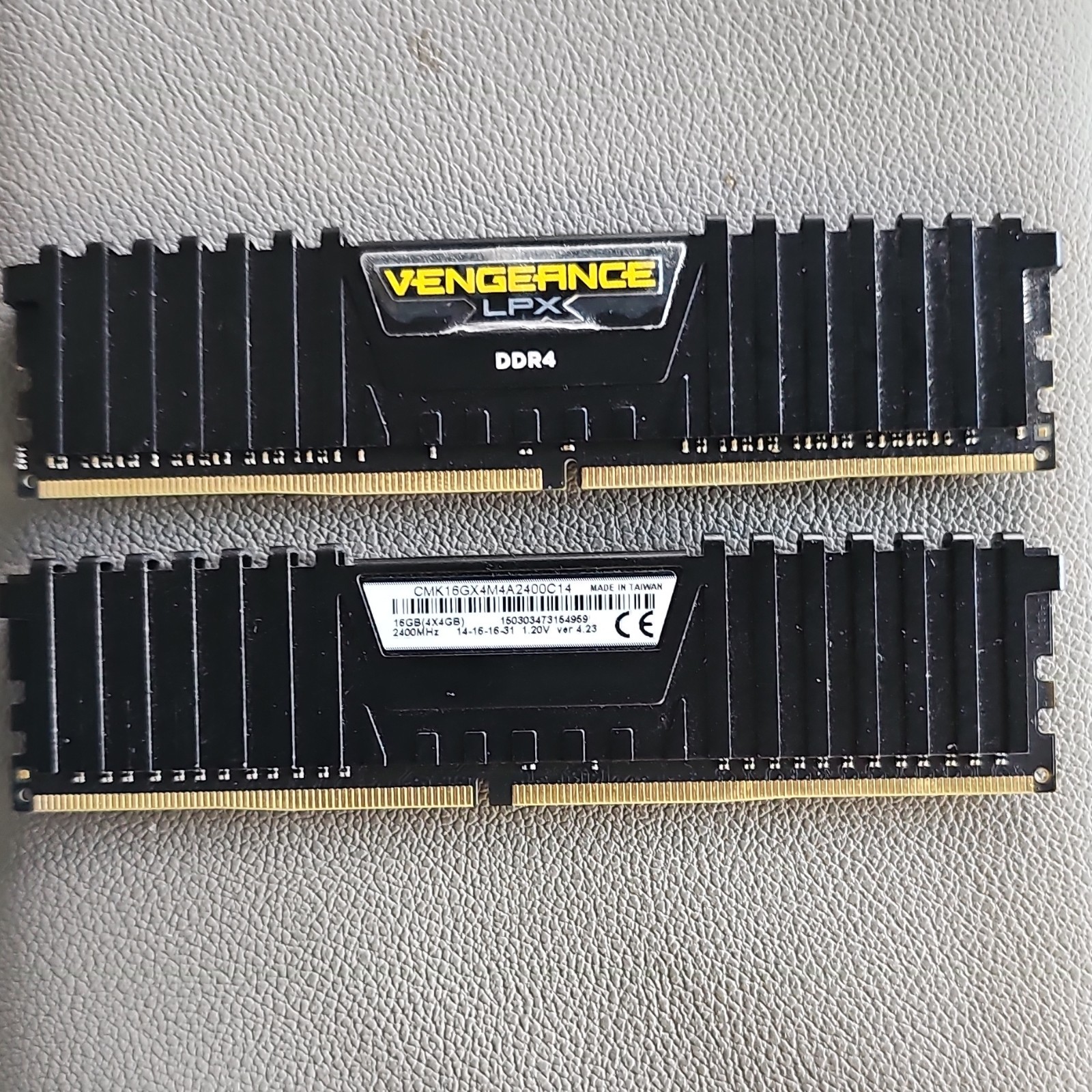 Corsair Vengeance LPX 8gbGB (2x4GB) DDR4 2400MHz 288-Pin DIMM CMK16GX4M4A2400C14