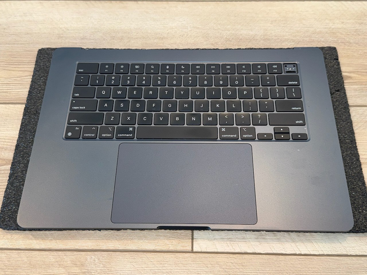 MacBook Air A3114 15″ 2024 MRYU3LL/A Top Case Palmrest w/Battery Midnight P1