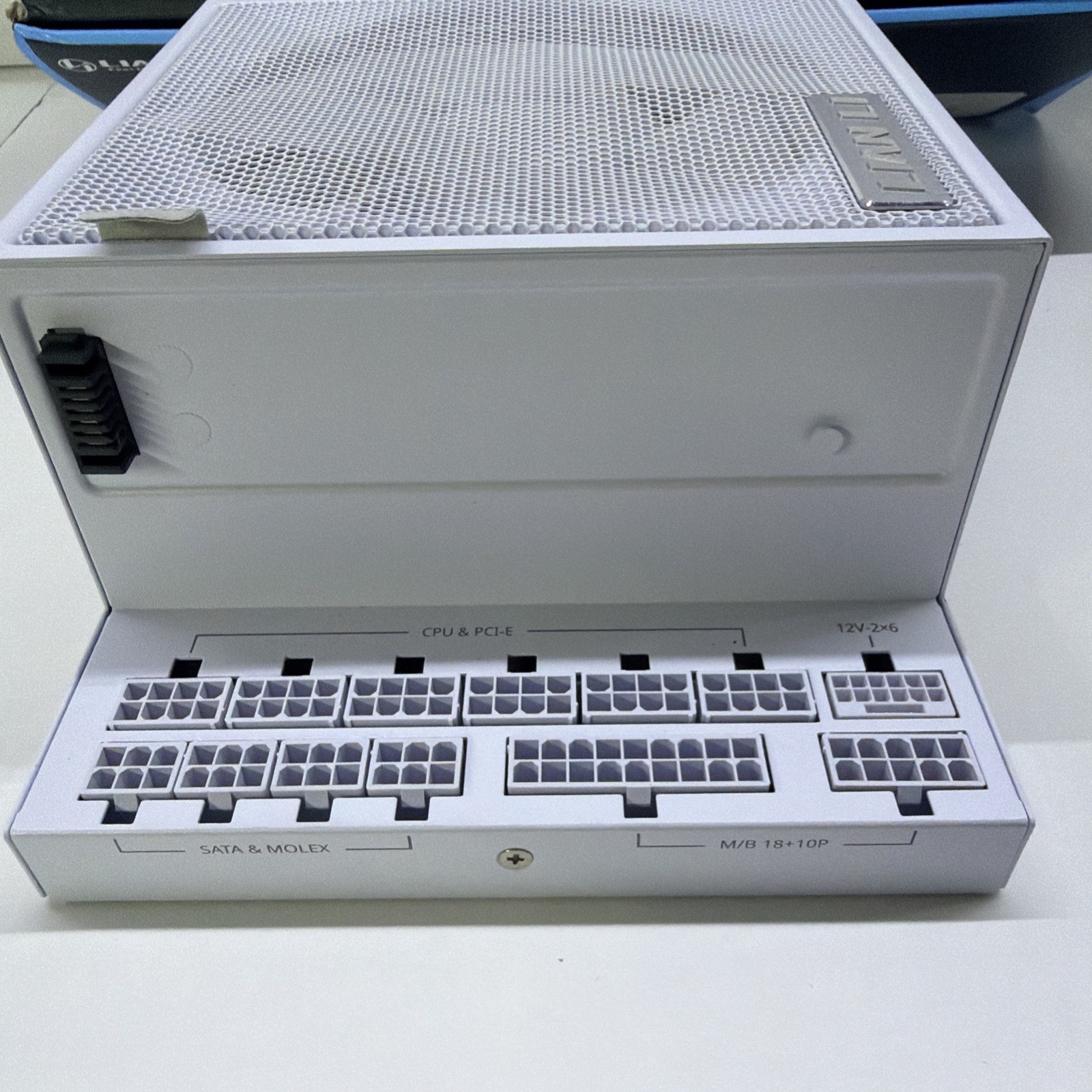 Lian Li Edge Gold – 850W Full Modular Power Supply – White