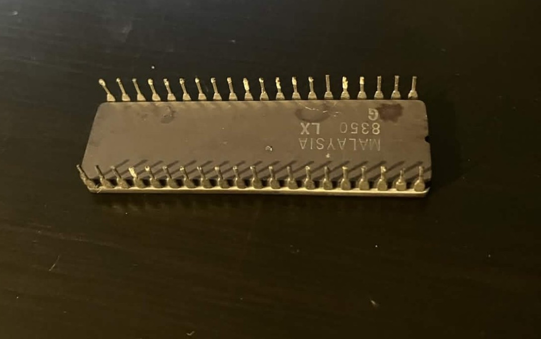 Many Used Vintage Computer Chips – some corrosion -untested
