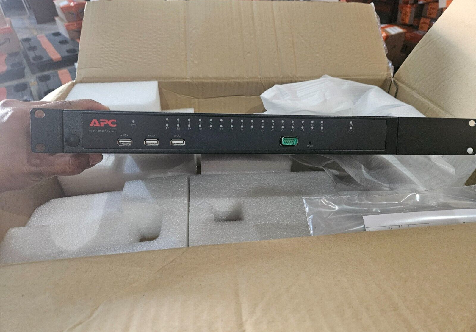 KVM APC KVM2132P 2G Enterprise Digital/IP 2 Remote Users 1 Local user 32 ports