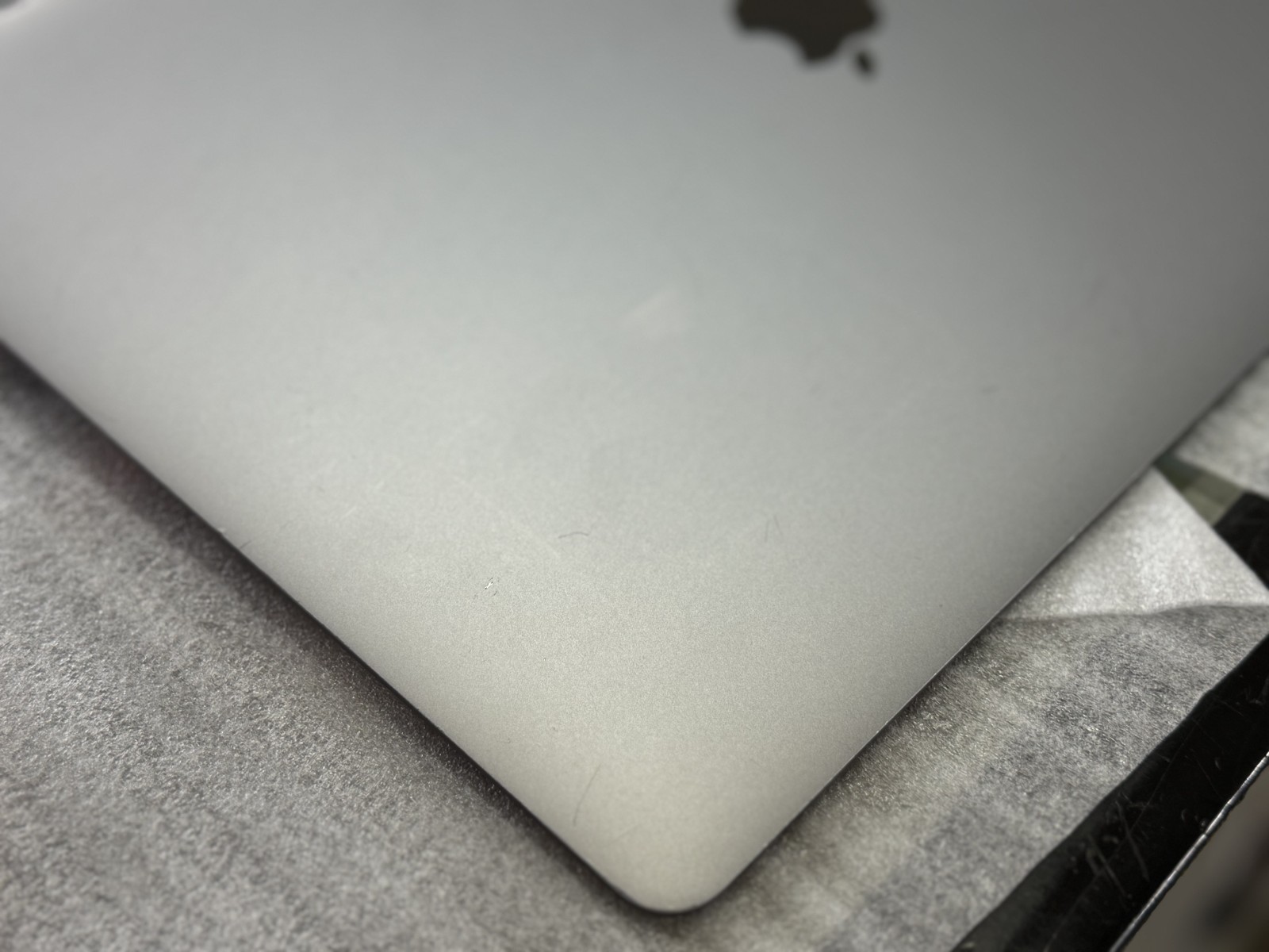 Apple MacBook Pro OEM A2141 16″ Display Assembly Space Gray Grade D – HIghlight