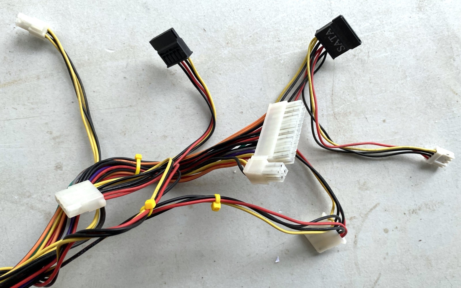 24-Pin (20+4) ATX Codegen 470W Computer PC Power Supply Model: 470X Molex SATA