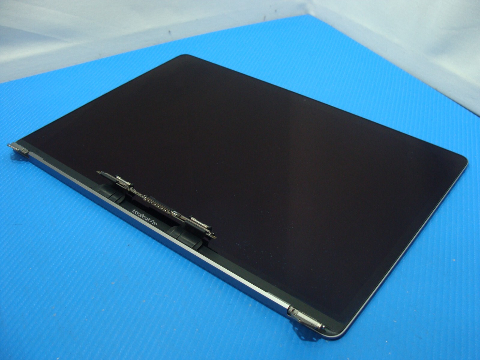 MacBook Pro A1990 15″ Mid 2019 MV902LL LCD Screen Assembly Gray 661-10355