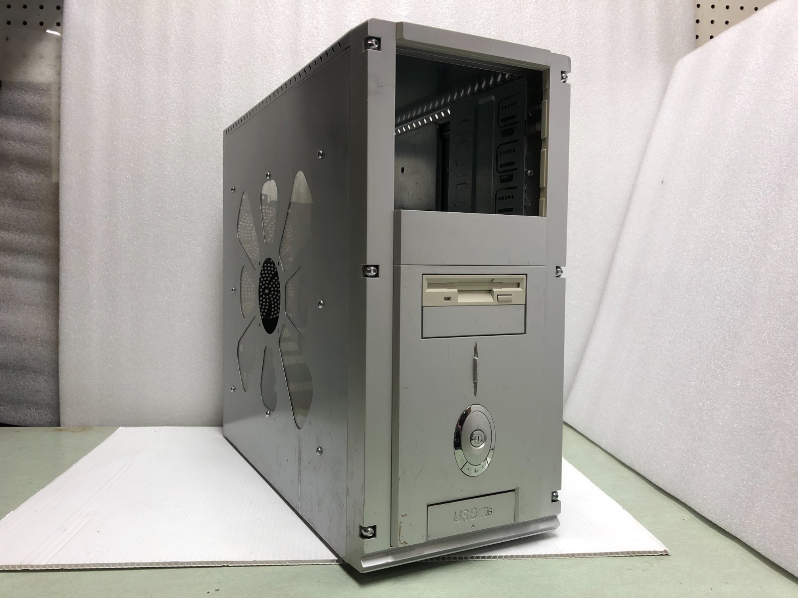 Unbranded Steel Silver Gray Mid-2000s ATX Mid Tower Gaming Computer Case – Used