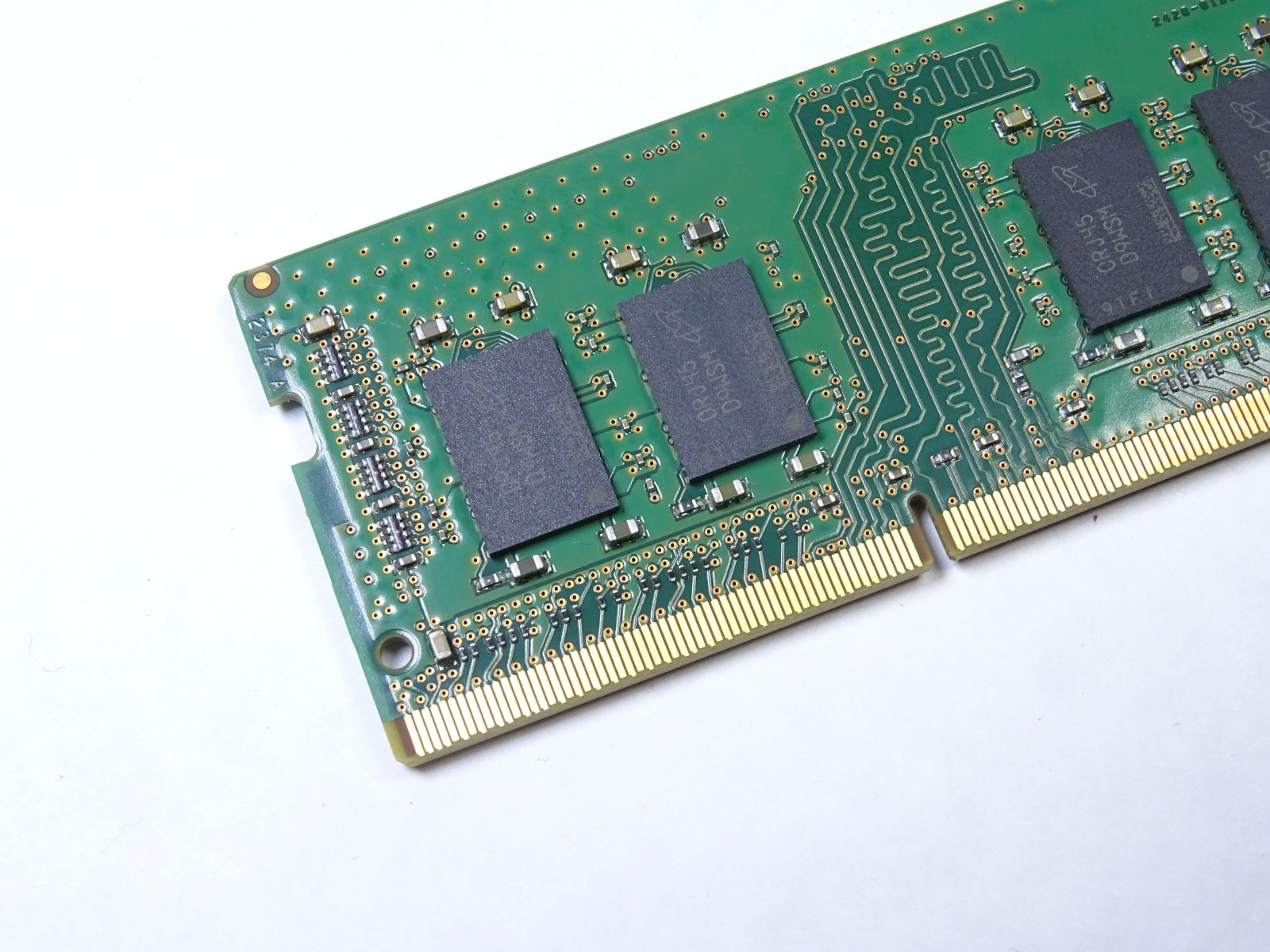 Micron 8GB DDR4-2666 PC4-21300 260-Pin SO-DIMM Laptop RAM MTA8ATF1G64HZ-2G6J1